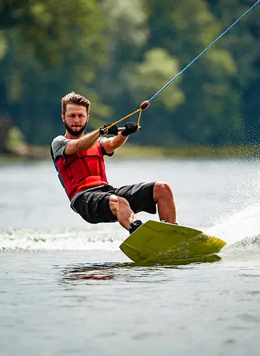 Un homme en train de faire du wakeboard