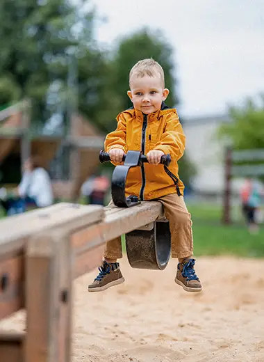Enfant à la plaine de jeu