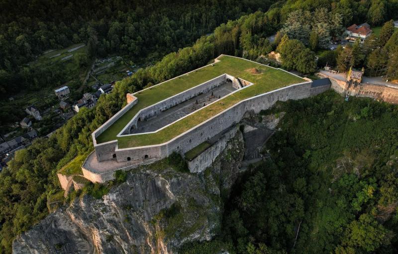 Visite de la citadelle de Dinant, repas-détente sur l'île d'Yvoir et visite des Jardins d'eau D'Annevoie