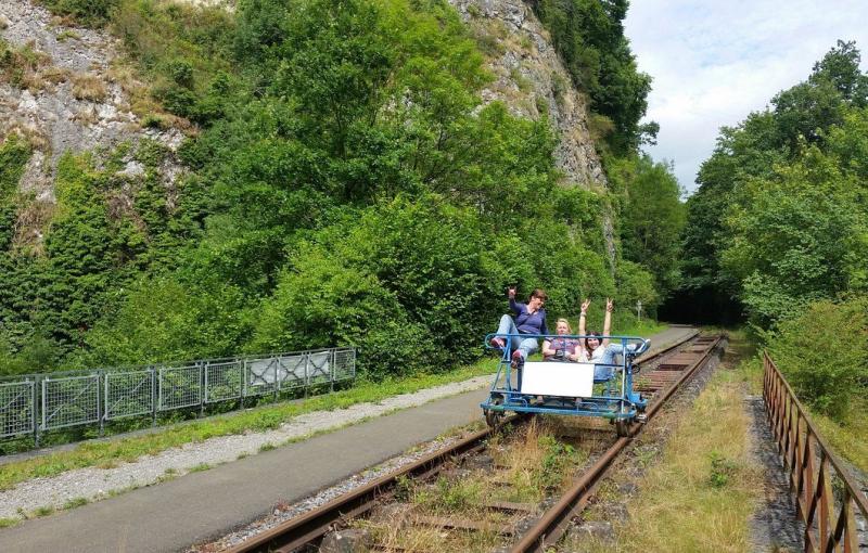 Promenade en Rail-bike, repas-détente sur l'île d'Yvoir et visite de la brasserie Caracole